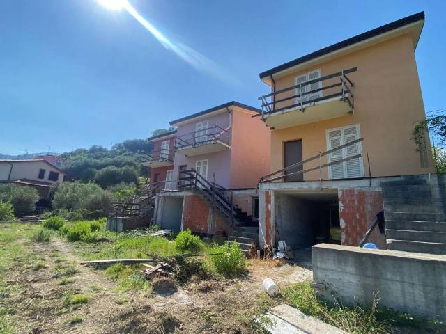 Villa in vendita a Follo SP