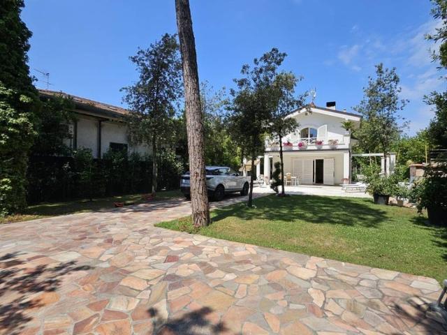 Villa in vendita a Forte dei Marmi LU