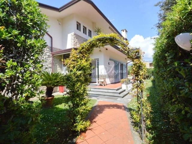Villa in vendita a Forte dei Marmi LU