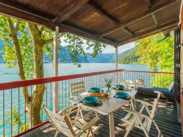 Villa in vendita a Faggeto Lario CO