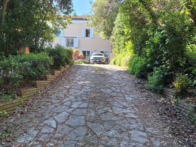 Villa in vendita a Falconara Marittima AN