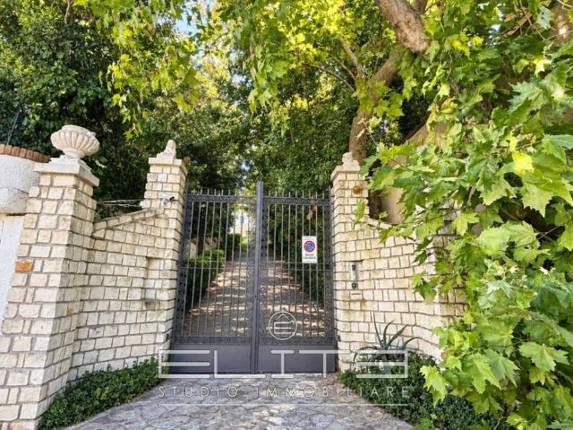 Villa in vendita a Falconara Marittima AN