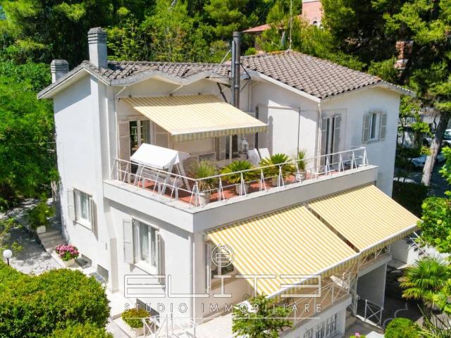 Villa in vendita a Falconara Marittima AN
