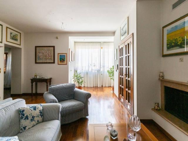 Villa in vendita a Falconara Marittima AN