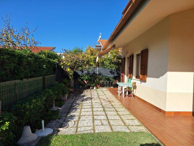 Villa in vendita a Falconara Marittima AN