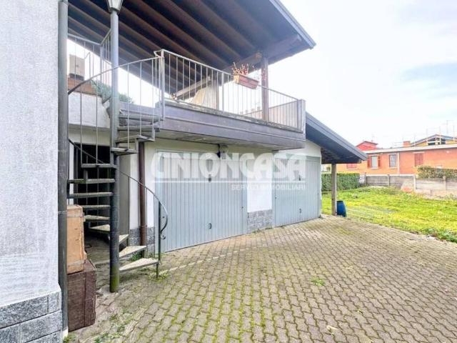 Villa in vendita a Faloppio CO