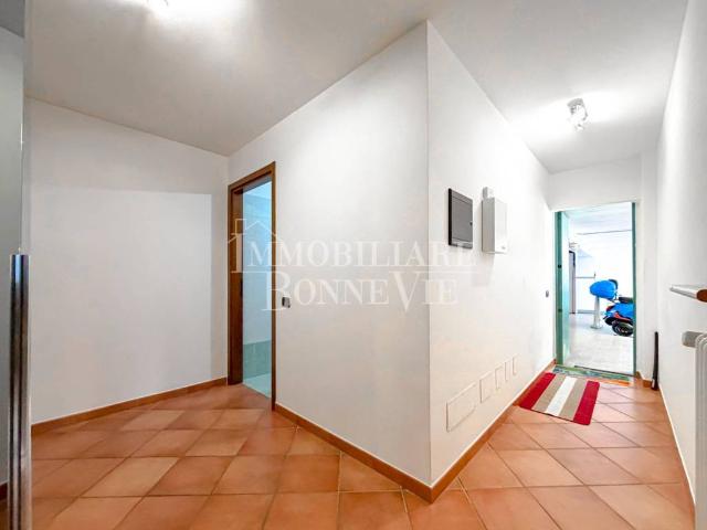 Villa in vendita a Faloppio CO