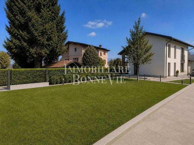 Villa in vendita a Faloppio CO