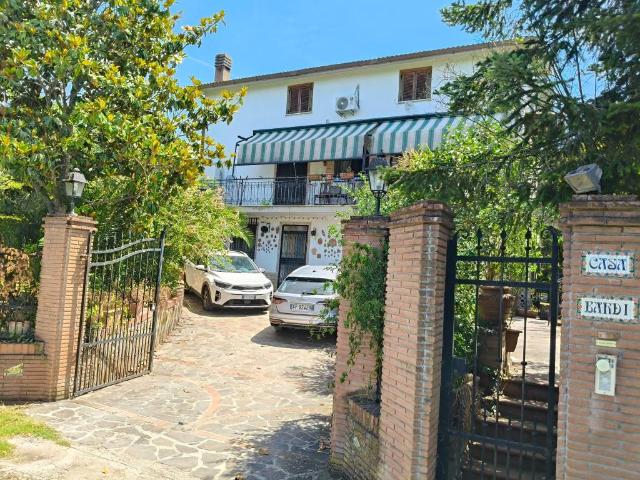Villa in vendita a Fara in Sabina RI