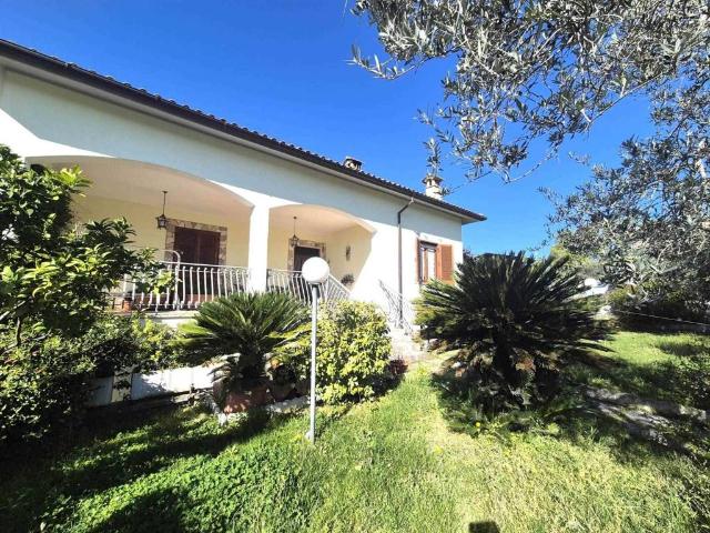 Villa in vendita a Fara in Sabina RI