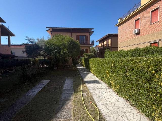 Villa in vendita a Fara in Sabina RI