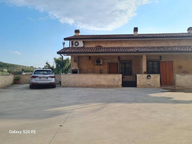 Villa in vendita a Fara in Sabina RI
