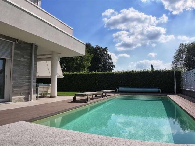 Villa in vendita a Fenegrò CO