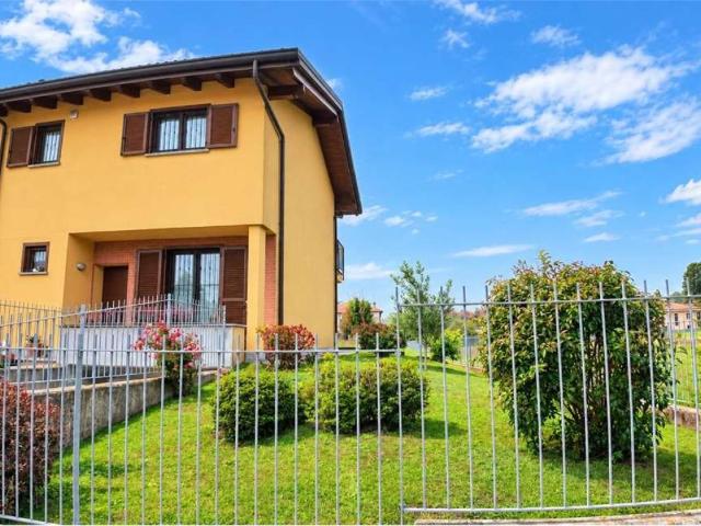 Villa in vendita a Fenegrò CO