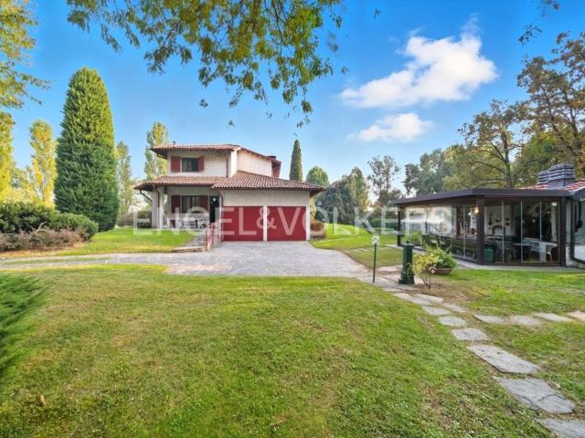 Villa in vendita a Fenegrò CO