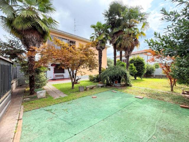 Villa in vendita a Ferno VA