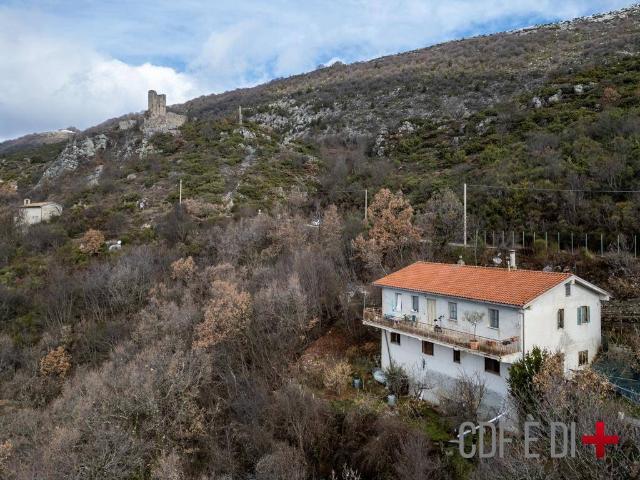 Villa in vendita a Fiamignano RI