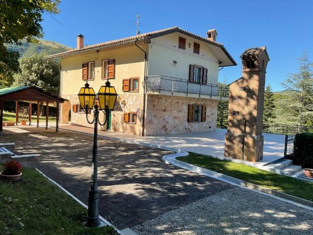 Villa in vendita a Fiastra MC