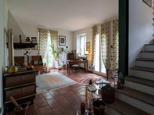 Villa in vendita a Introbio LC