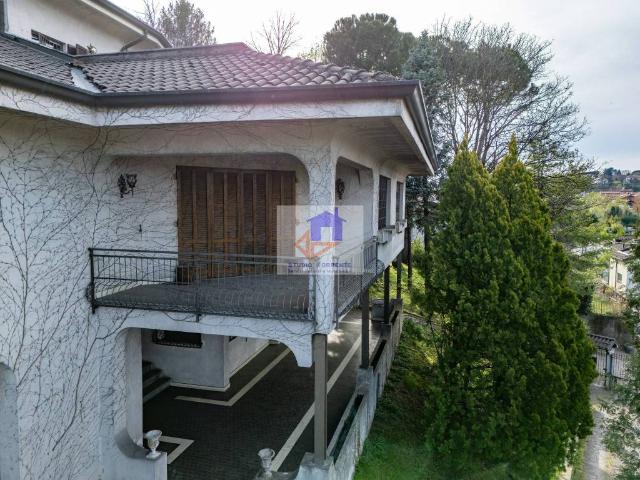 Villa in vendita a Inverigo CO