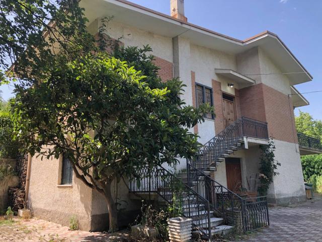 Villa in vendita a Isola del Gran Sasso d'Italia, centro
