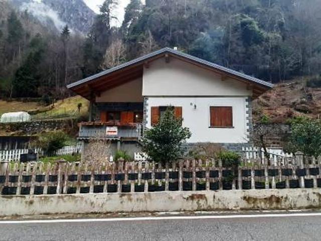 Villa in vendita a Isola di Fondra BG