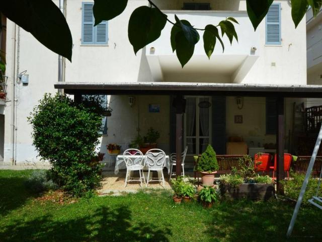 Villa in vendita a Jesi AN