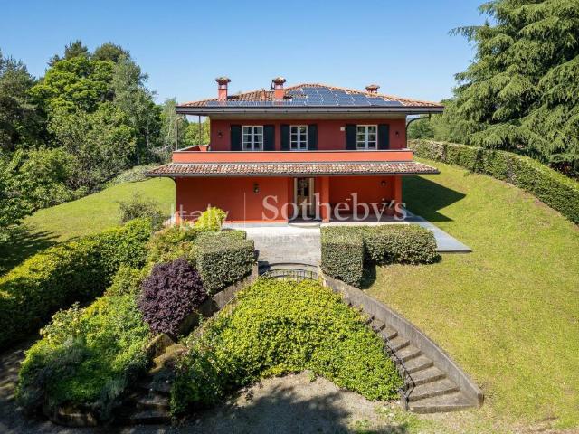 Villa in vendita a Oltrona di San Mamette CO