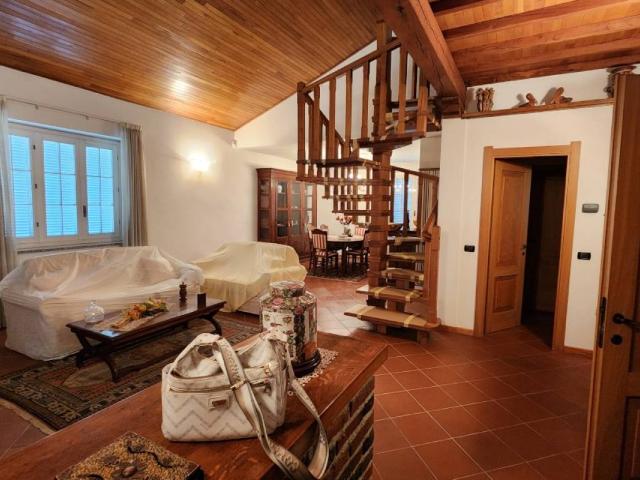 Villa in vendita a Oleggio NO