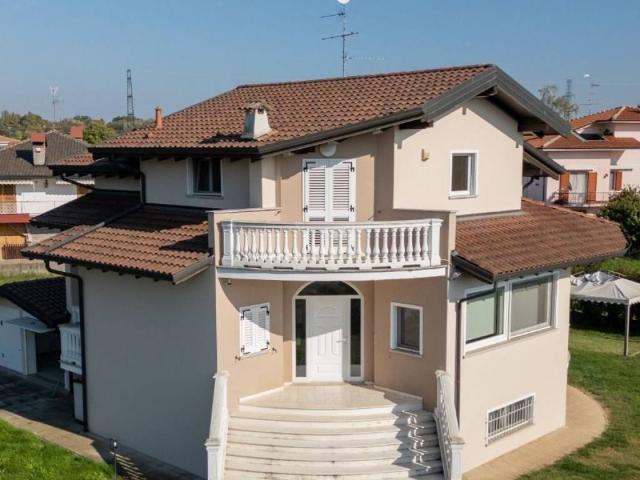 Villa in vendita a Oleggio NO