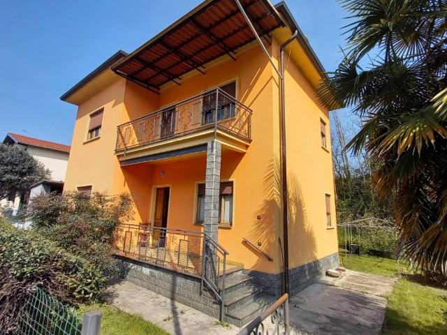Villa in vendita a Oleggio NO