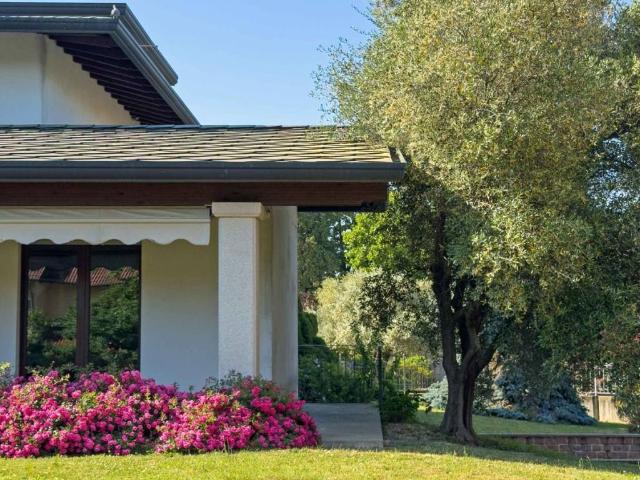 Villa in vendita a Oleggio NO