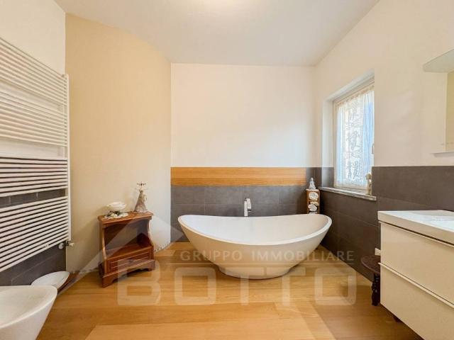 Villa in vendita a Oleggio NO