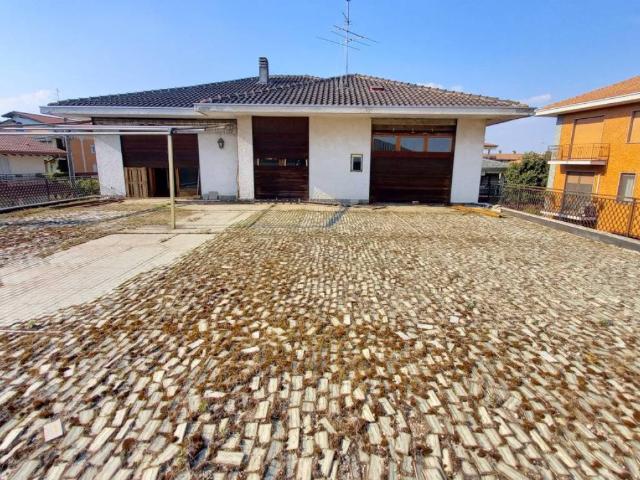 Villa in vendita a Oleggio NO