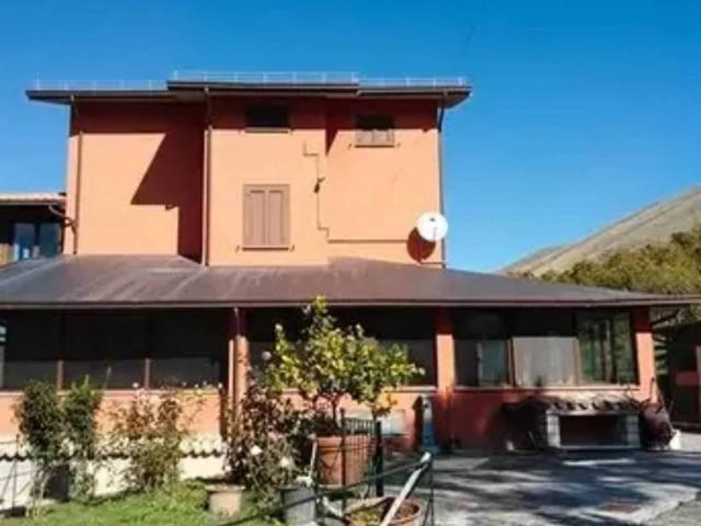 Villa in vendita a Ortona dei Marsi AQ