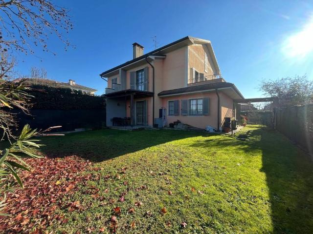 Villa in vendita a Ozzero MI