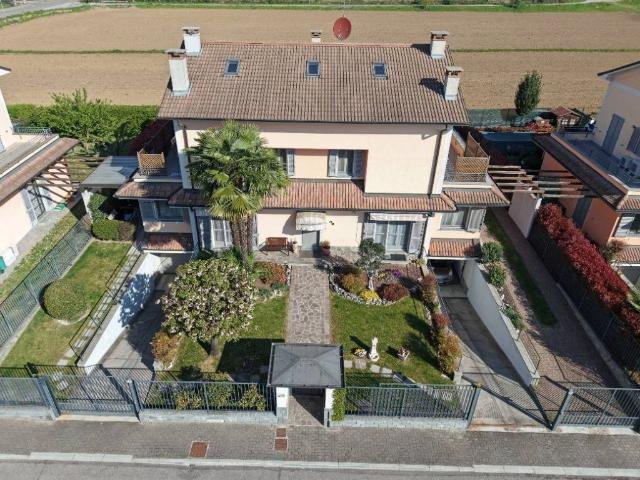 Villa in vendita a Ozzero MI