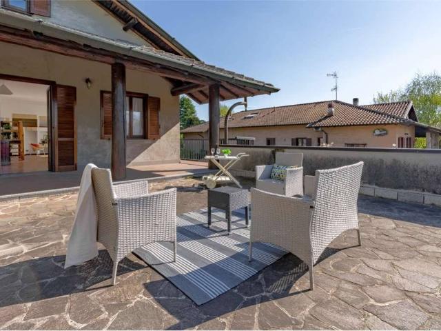 Villa in vendita a Locate Varesino CO
