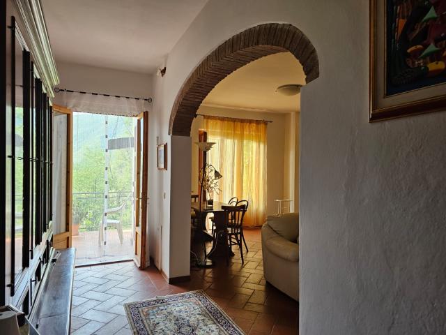 VILLA in VENDITA a LONDA CENTRO di 8 vani