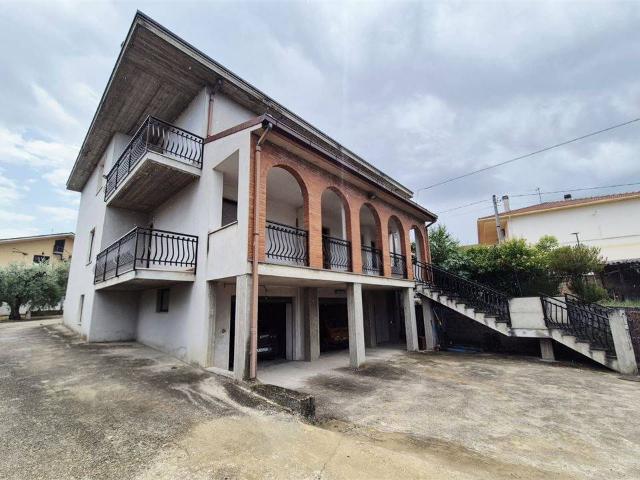 Villa in vendita a Loreto Aprutino PE