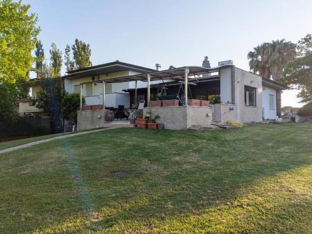 Villa in vendita a Latina LT