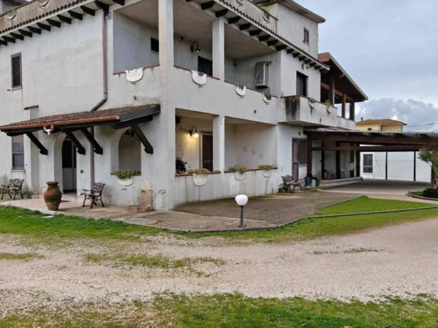 Villa in vendita a Latina LT