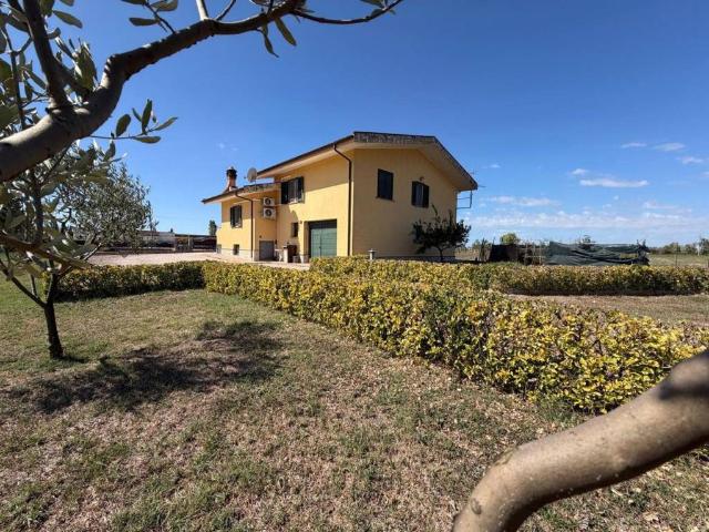 Villa in vendita a Latina LT