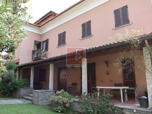 Villa in vendita a Laveno Mombello VA