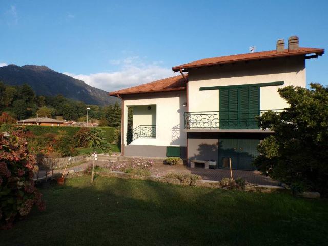 Villa in vendita a Laveno Mombello VA