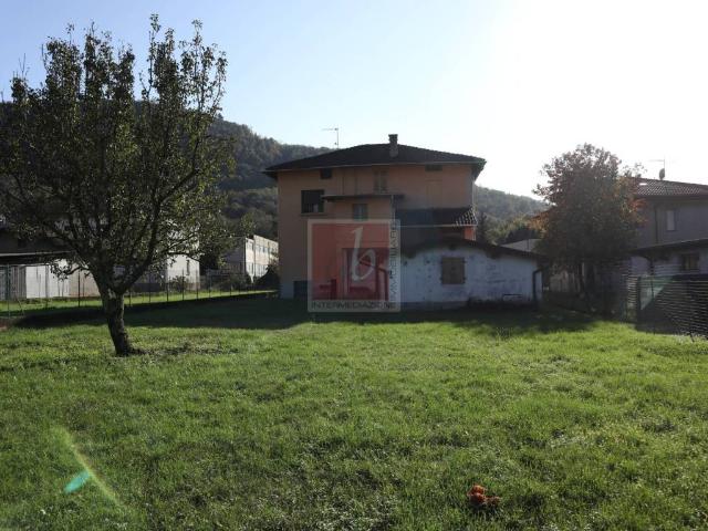Villa in vendita a Laveno Mombello VA