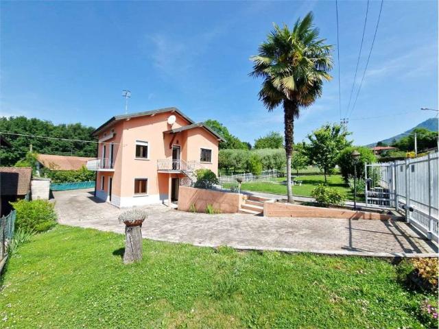 Villa in vendita a Laveno Mombello VA