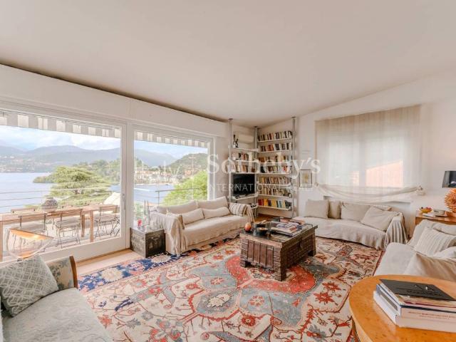 Villa in vendita a Laveno Mombello VA
