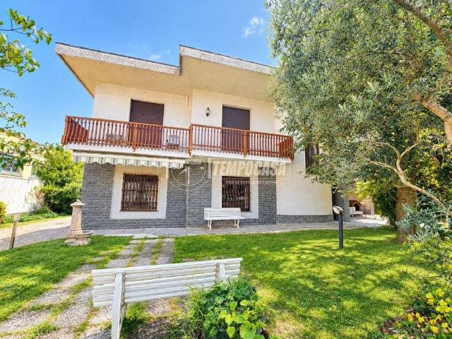 Villa in vendita a Lazzate MB