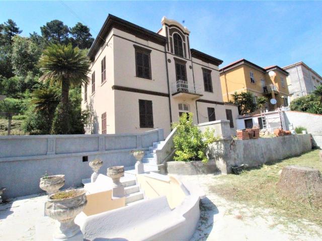 Villa in vendita a La Spezia
